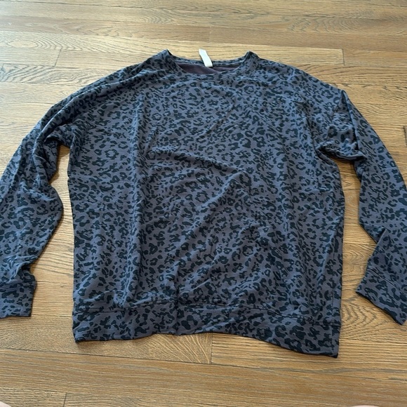 Athleta Women’s Gray Cheetah Crewneck - Size Small - Picture 1 of 4